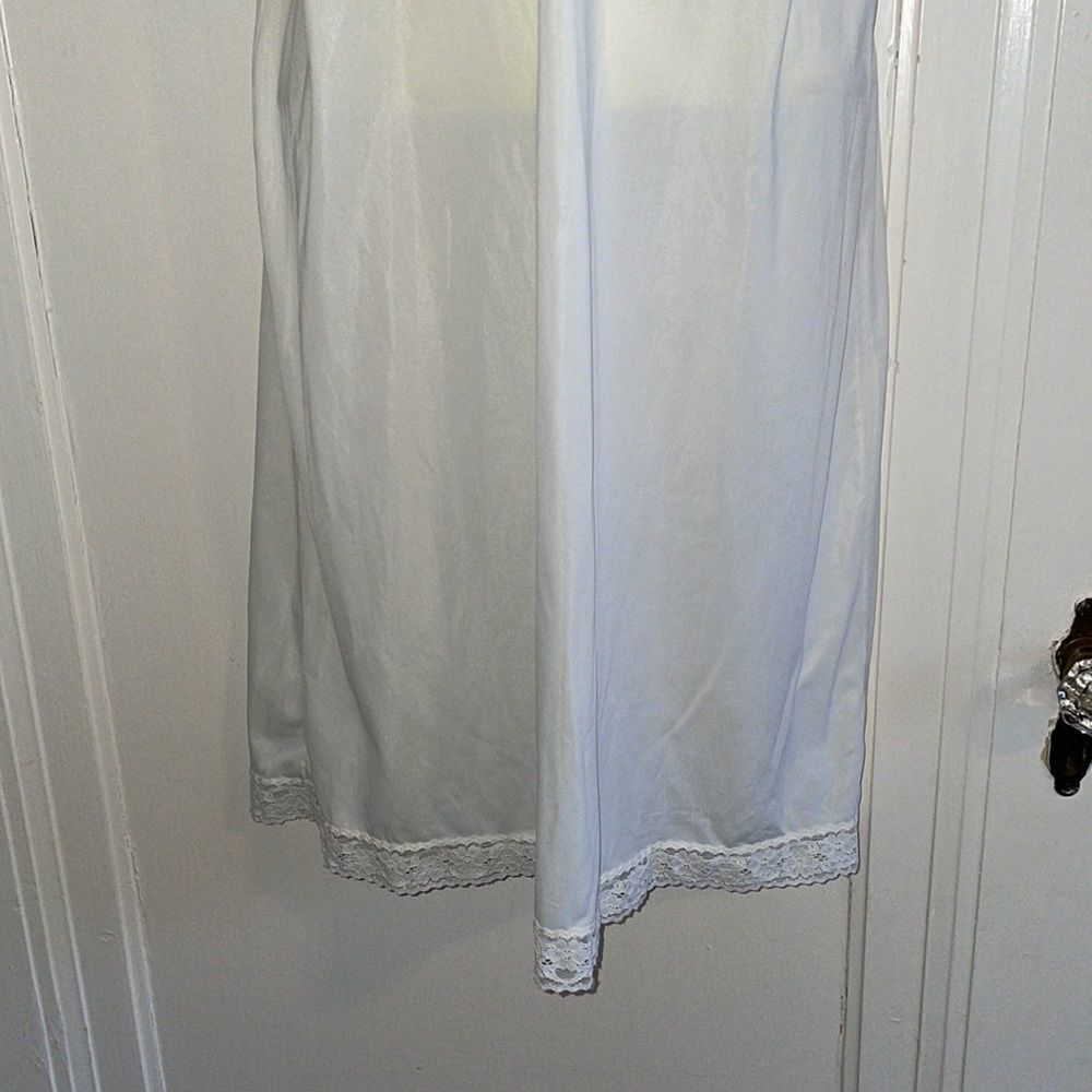 Vtg‎ Vanity Fair white nylon full slip with lace details - Picture 3 of 6
